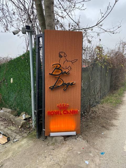 Bi'Doğa — Işıklı totem ve pleksi harf
