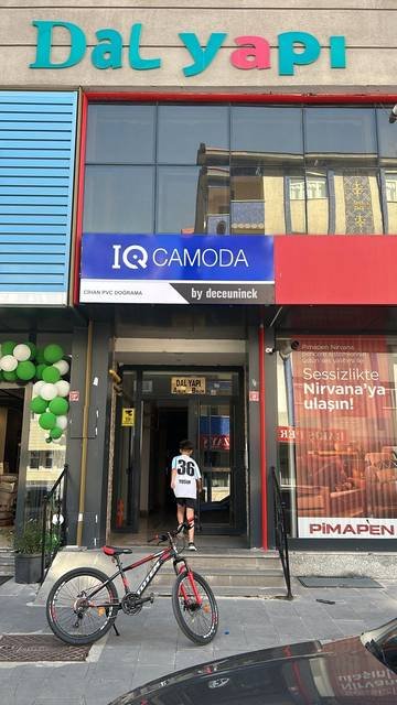 Dal Yapı · IQ Camoda — Çok markalı cephe tabelalandırma
