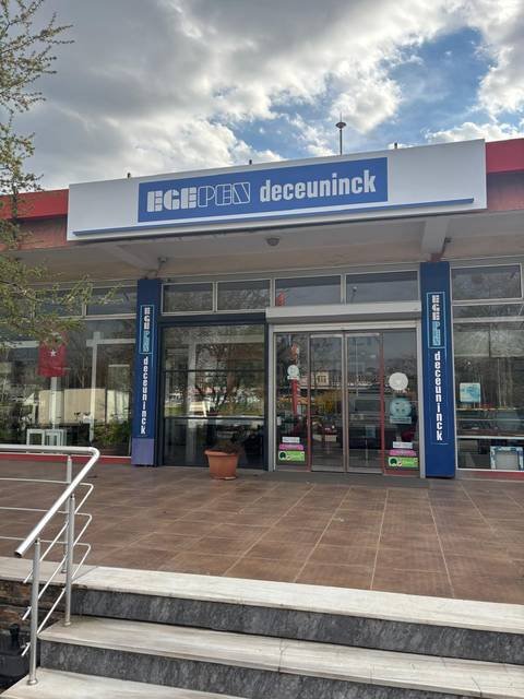 Egepen Deceuninck — Köşe showroom cephesi