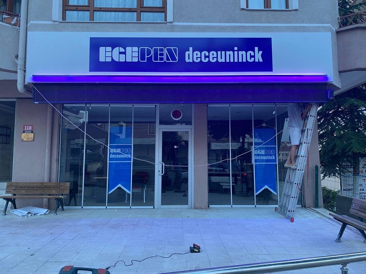 Egepen Deceuninck bayi cephesi, gündüz görünümü
