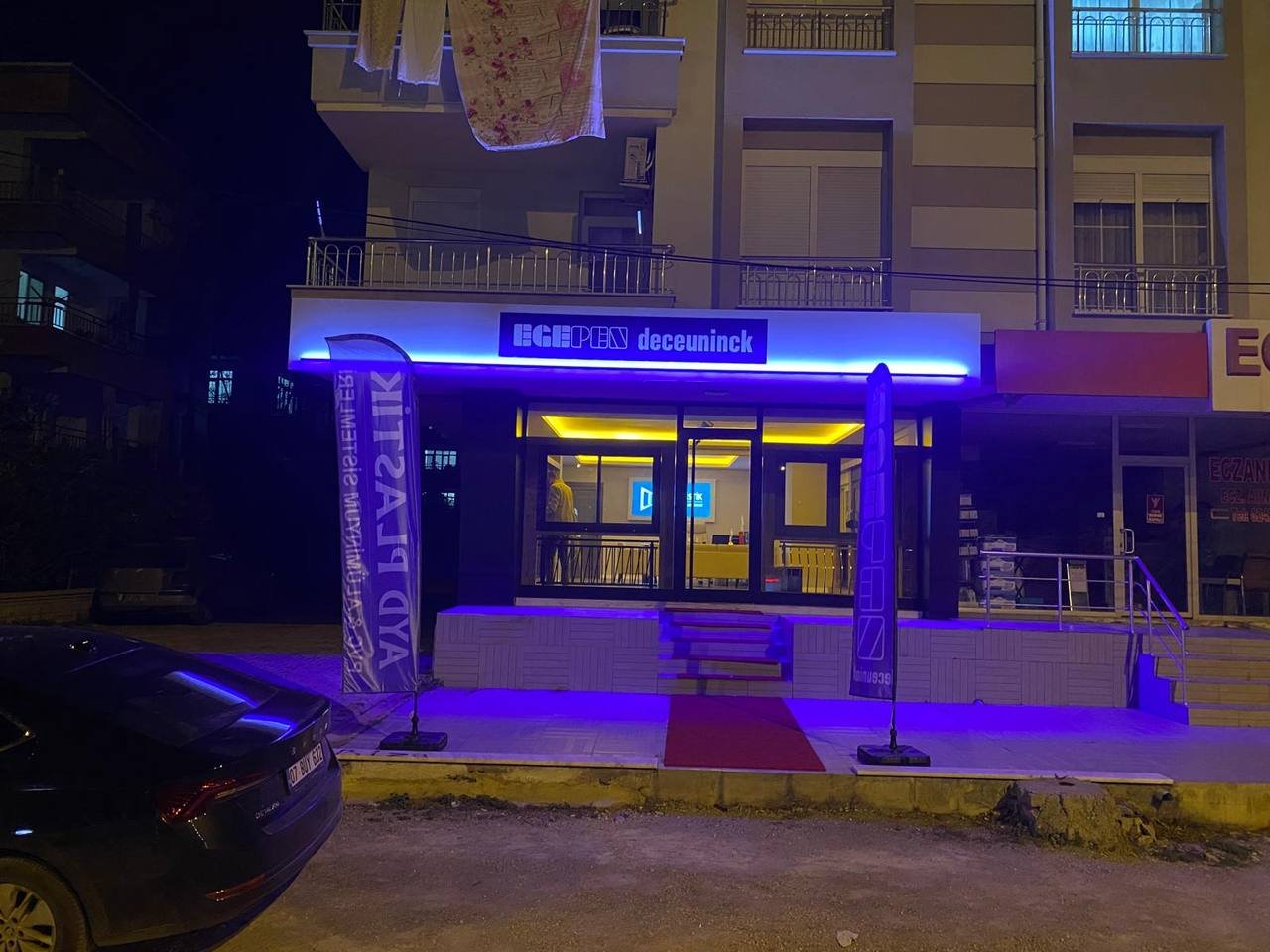 Aynı Egepen Deceuninck cephesi, gece RGB LED aydınlatmayla