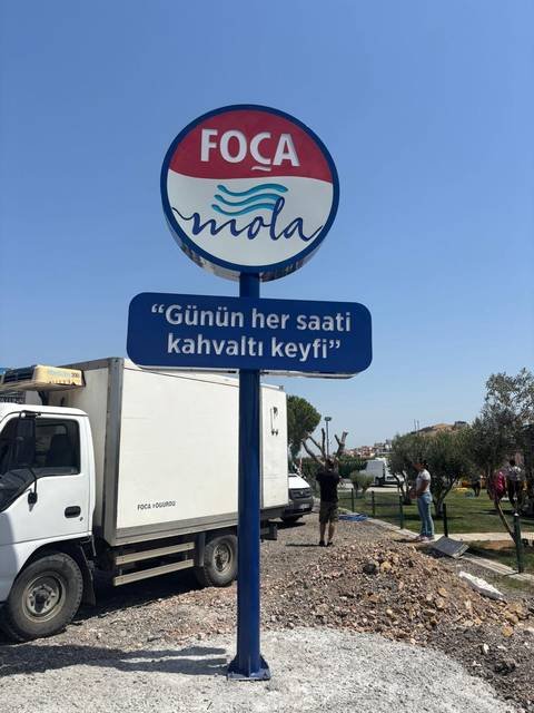 Föça Mola — Yol kenarı ışıklı totem