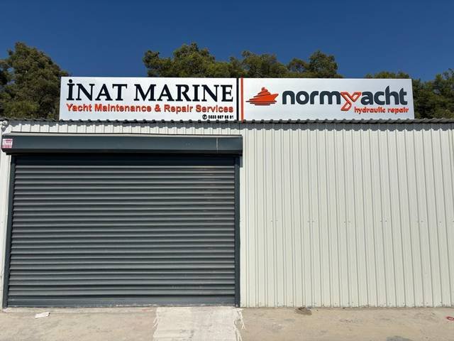 İnat Marine · Normyacht — Endüstriyel cephe tabelası