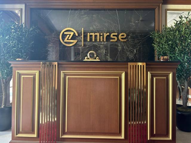 Mirse — Altın krom harf ve iç mekan cephesi
