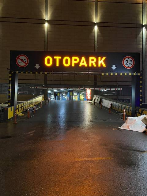 Otopark — Giriş yönlendirme ve ışıklı tabela
