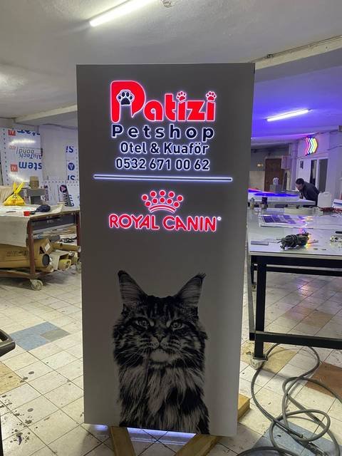 Patizi Petshop — Işıklı totem, dijital baskılı yüzey