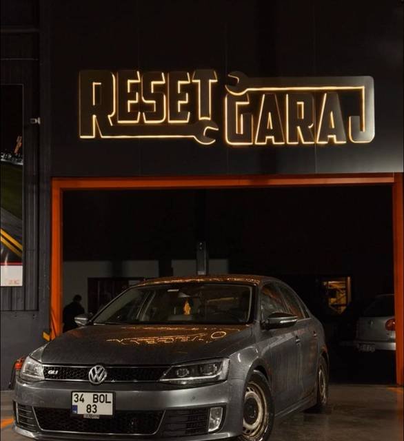 Reset Garaj — Gece görünümü