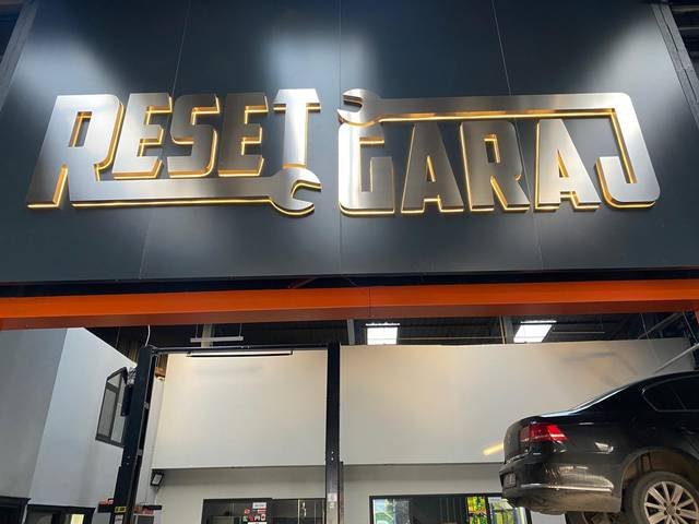 Reset Garaj — Kutu harf detayı, arkadan aydınlatma