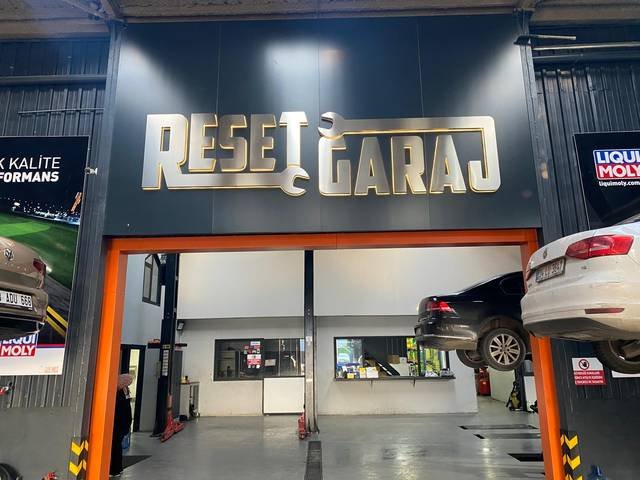 Reset Garaj — Işıklı kutu harf, krom yüzey