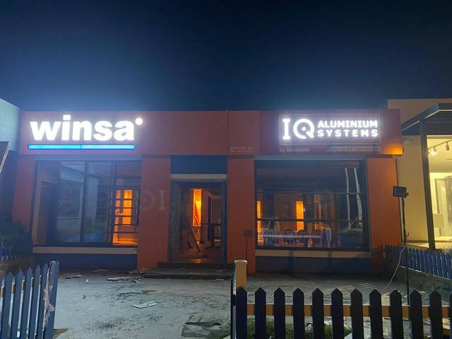 Winsa · IQ Aluminium — Aynı cephe — ışıklar açık