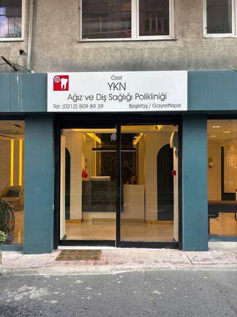 YKN Poliklinik — Klinik cephe tabelası